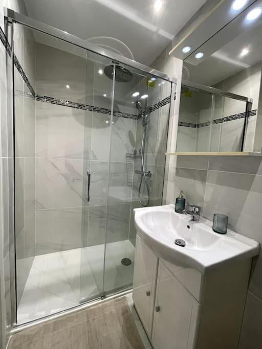 Appartement Cosy Et Moderne Proche De Disneyland Bussy-Saint-Georges Exterior foto